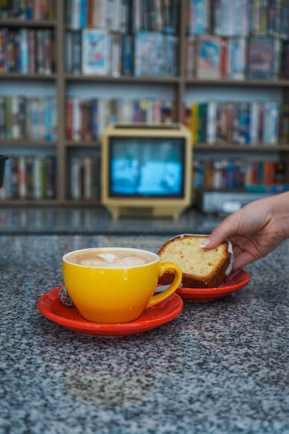Televisores de tubo siempre encendidos pasando alguna película icónica de los 80, un clásico de este café.