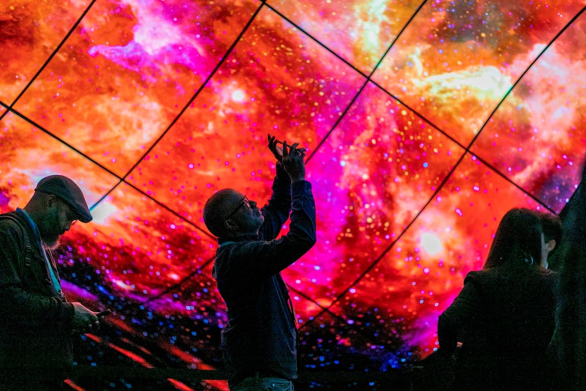 Televisores enrollables y notebooks fueron las estrellas; sin embargo, no faltaron la inteligencia artificial y los robots. En la foto, un impactante pasillo de pantallas curvas de LG