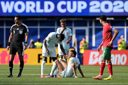 Tello, a la espera del ingreso del reemplazante de Mbappé, que pidió el cambio (Photo by Shaun Botterill / GETTY IMAGES NORTH AMERICA / Getty Images via AFP)
