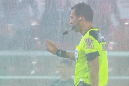 Tello frenó el encuentro entre Independiente y Boca por el diluvio y mal estado del campo de juego