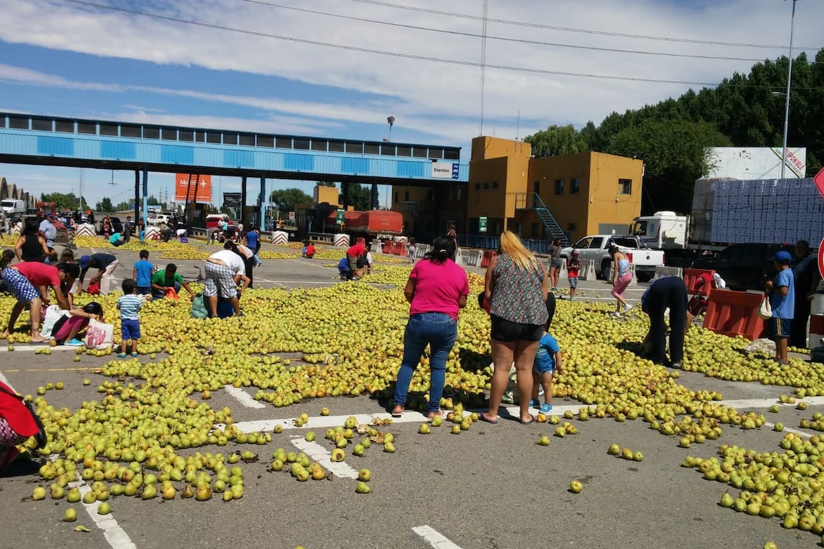 Temen que se vuelva a repetir, como ocurrió en otras oportunidades, la imagen de productores tirando fruta en la ruta nacional 22 que une Neuquén con Cipolletti
