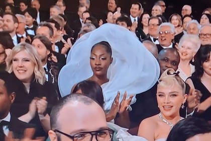 Temilade Openiyi, mejor conocida como Tems, fue a los Oscar 2023 con un ostentoso vestido blanco