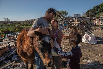 Entre calles de tierra y montañas de residuos de todo tipo, se levantan decenas de viviendas de chapa