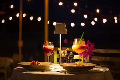 Temperatura agradable, buena compañía y un ritmo relajado, lejos del estrés de todo el año, son solo algunos de los grandes placeres de las veladas veraniegas.