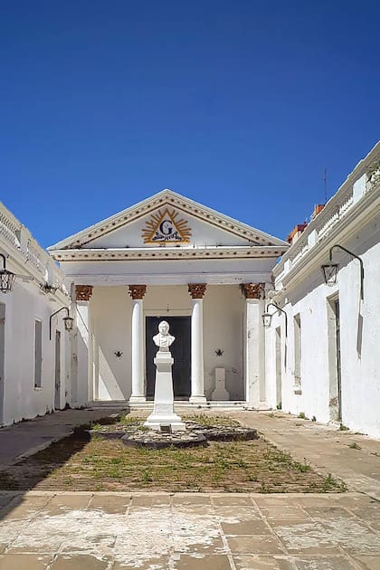 El templo masónico en San Nicolás de los Arroyos está compuesto por tres prismas dispuestos alrededor de un patio de estilo neoclásico. Tiene dos columnas en su frente y tres escalones que simbolizan los tres grados clásicos