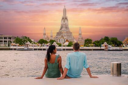 Templo Wat Arun en Bangkok durante la puesta de sol en Tailandia. Así se ve el Río Chao Praya al atardecer