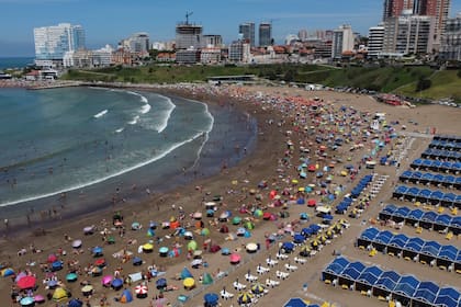 Temporada de verano, y las playas en Mar del Plata.
