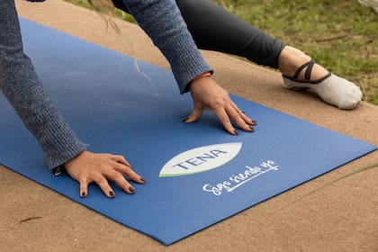 TENA facilitó mats de yoga para hacer la práctica con mayor confort.