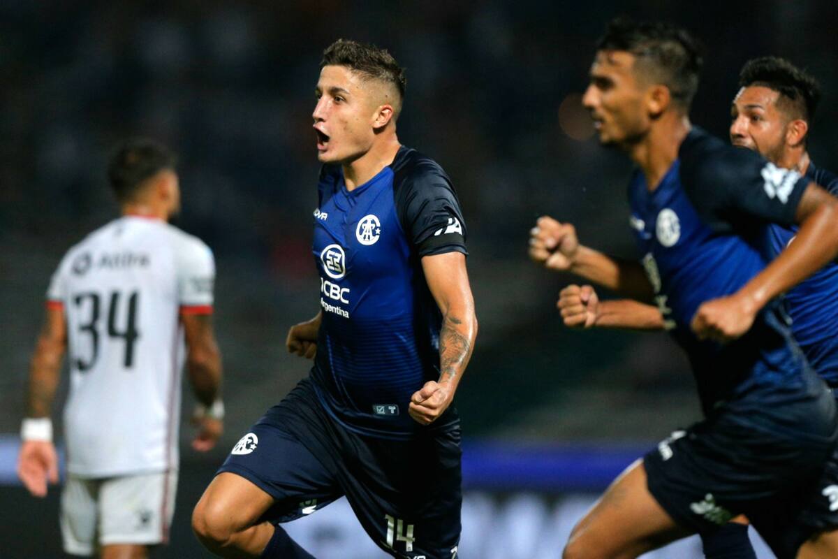 Tenaglia celebra su gol, el primero de la T ante Colón en Córdoba