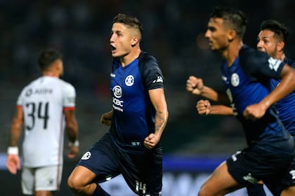 Tenaglia celebra su gol, el primero de la T ante Colón en Córdoba