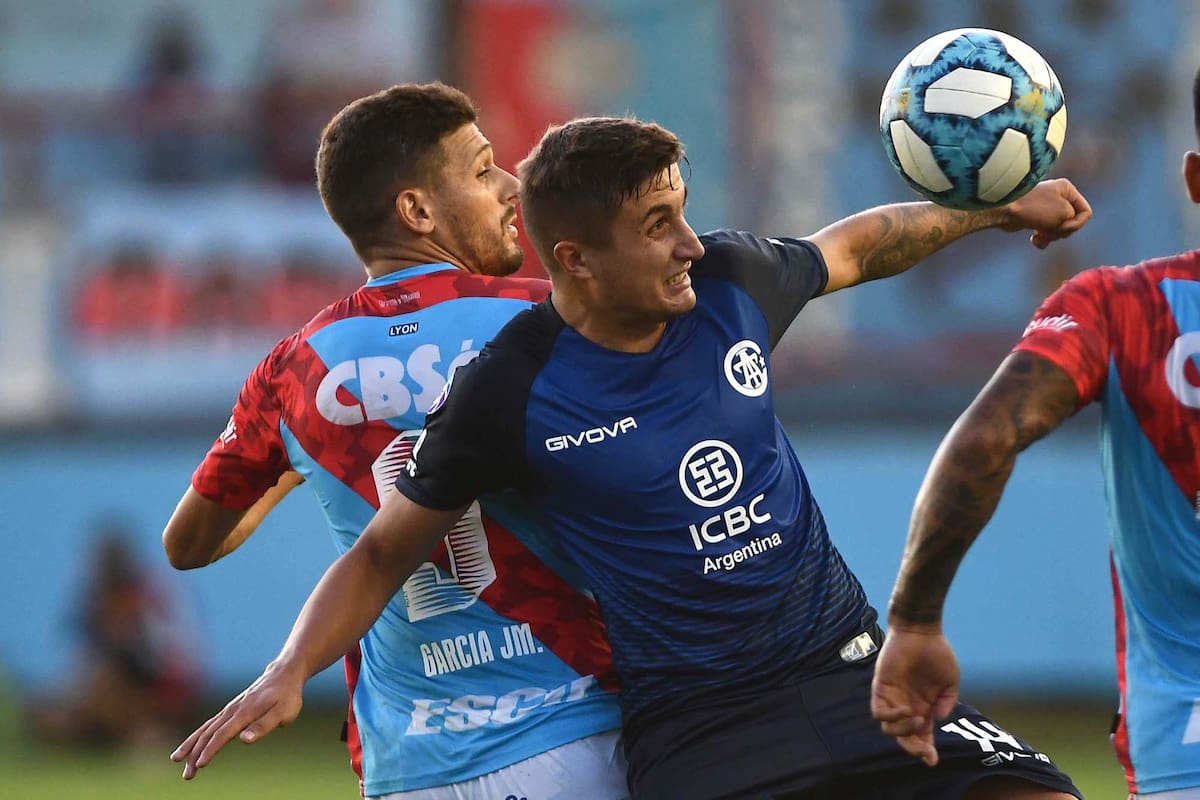 Tenaglia y García disputan la pelota; Talleres resistió los ataques de Arsenal y sumó un punto en la visita a Sarandí