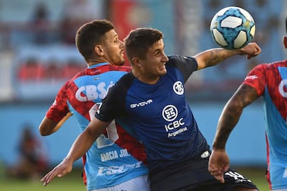 Tenaglia y García disputan la pelota; Talleres resistió los ataques de Arsenal y sumó un punto en la visita a Sarandí