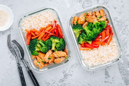 Tendencia meal prep: Organizar las comidas de la semana por adelantado ayuda a ahorrar tiempo y facilita mantener una alimentación variada.