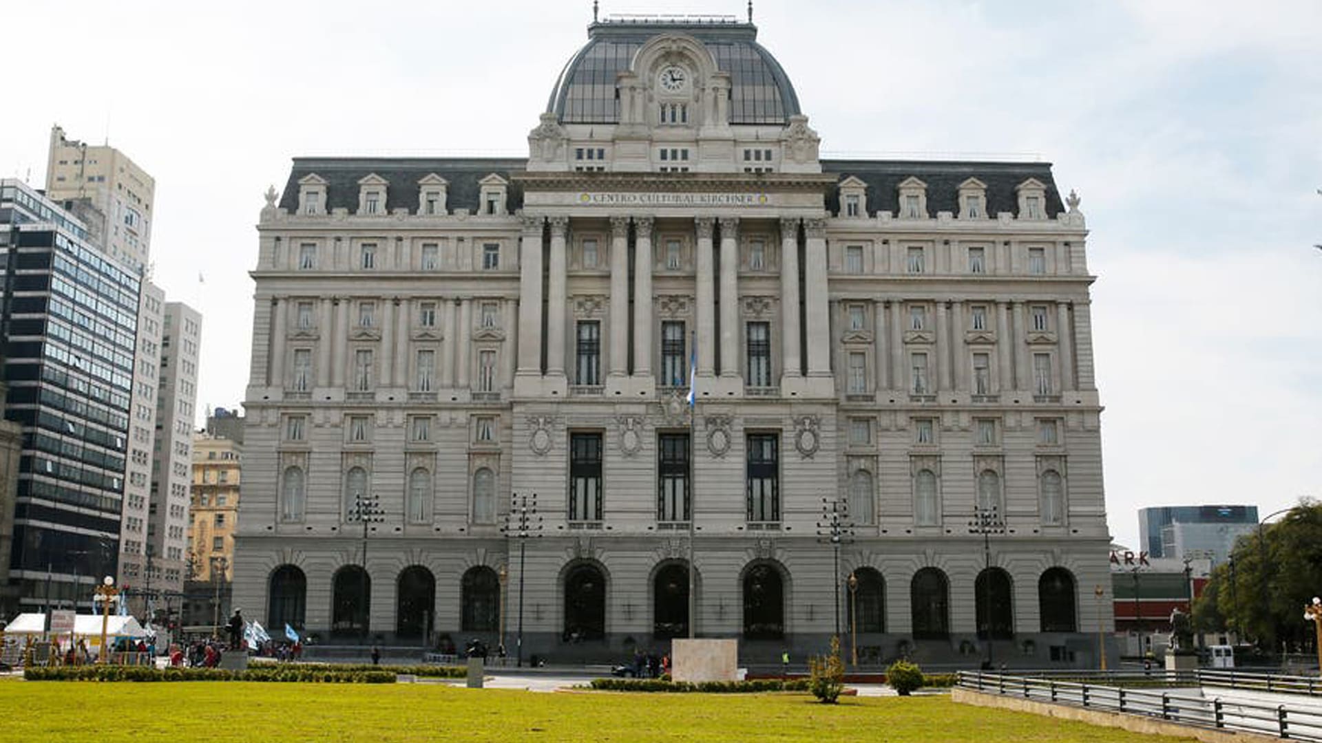 El edificio es de influencia francesa, con techo a mansarda y una cúpula truncada. La fachada tiene cuatro columnas, muchas molduras ornamentales, y copones sobre la cornisa.