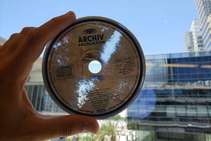 Tenemos mucha más música disponible, pero la calidad se resiente. En la imagen, un CD de 1984. Está arruinado, sí, pero es interesante cómo ocurrió el daño. Abajo, los detalles