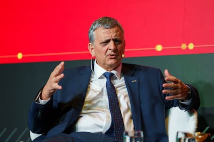 “Tenemos que acostumbrarnos a una Argentina normal: si baja el precio del petróleo o si alguna empresa paga mucho por un activo, puede reorganizarse y reducir temporalmente la inversión para recuperar capital", dijo Horacio Marín, presidente y CEO de YPF, en la AmCham Energy Forum