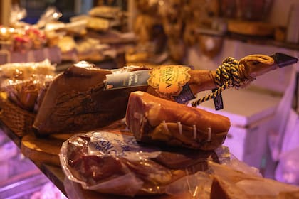 "Tenemos una buena selección de jamones: españoles clásicos, de jabugo, de Parma, y nacionales. También mortadela de pistacho, pastrón, cantimpalo, salames caseros de Mercedes y de Colonia Caroya, lomo español de bellota, matambres caseros, longaniza calabresa"