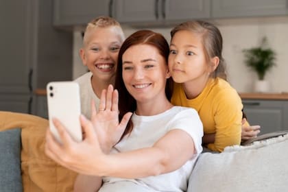 Tener a padres o abuelos lejos no es fácil, pero recordarles nuestra gratitud con emotivas frases es una manera de sentirlos más cerca