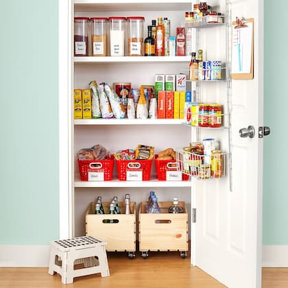 Tener barras, galletas, cereales y otros alimentos saludables a mano es una gran forma de evitar que los escolares desordenen su alimentación y toda la casa en busca de algo