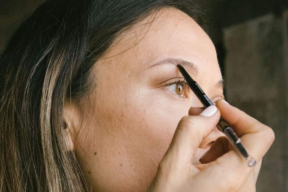 Tener cejas más definidas es posible sin gastar de más en dolorosos tratamientos
