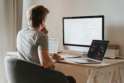 Tener el escritorio con las medidas necesarias para el espacio y para el despliegue de elementos que el trabajo requiere