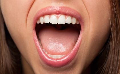 Tener la lengua visible entre los dientes al hablar o al tragar puede ser una señal de desorden miofacial