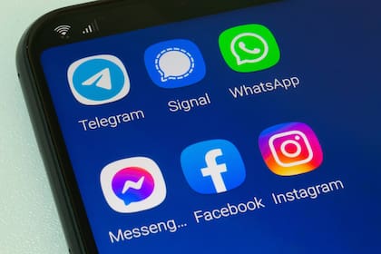 Tener muchas aplicaciones en segundo plano o descargando actualizaciones puede sobrecargar el procesador del teléfono y calentar el dispositivo