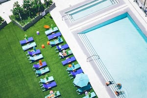 Tener piscina en el edificio siempre agrega valor, pero los arquitectos de este complejo en Miami no contemplaron un factor importante