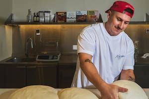 La pizza finita, crocante y jugosa de solo cuatro variedades que genera largas filas en Núñez
