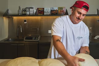 Franco Kalifon, pizzero: “Mi pizza es finita, crocante y jugosa, servida por porción, para rescatar el concepto de mostrador”