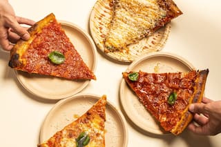 La pizza finita, crocante y jugosa de solo cuatro variedades que genera largas filas en Núñez