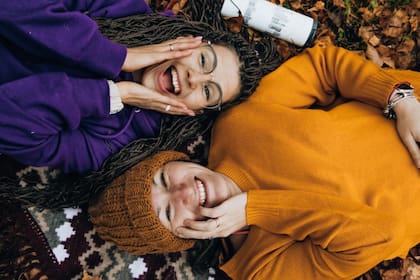 Tener una o dos personas de confianza es fundamental en el camino de búsqueda de felicidad (Foto Pexels)