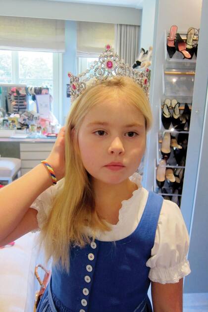 Tenía 9 años cuando, mientras su mamá se maquillaba para ir a una gala, quiso saber cómo le quedaba la tiara de rubíes Mellerio. “Amo las tiaras. Muéstrenme una y sabré de dónde viene. Puedo reconocer todas las tiaras de Europa”, aseguró hace poco. También le fascinan otras alhajas de su madre, como los anillos.