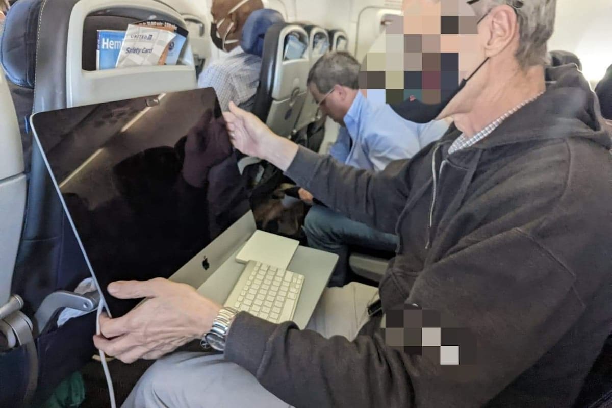 Tenía que trabajar en el avión, así que llevó una computadora de escritorio, en vez de una notebook, y su imagen se hizo viral
