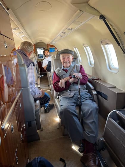 "Tenía una cara de felicidad", cuenta Selles. Ronnie no se mantuvo mucho tiempo en su asiento: apenas despegó el avión, caminó hasta la cabina y se mostró sorprendido cuando descubrió que el avión volaba en "piloto automático"