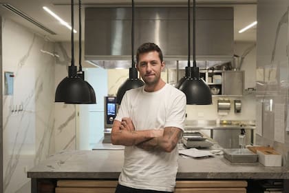 "Teníamos el barrio, el edificio más lindo y la idea del fine dining en mente. Solo nos faltaba la cocina. Así salimos a buscar, recorrimos restaurantes, probamos… Queríamos encontrar a nuestro chef no por referencias ni por nombres, sino por un plato"