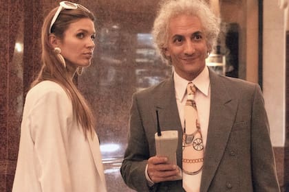 “Teníamos varios nombres (entre ellos el de Leonardo Sbaraglia) pero nos decidimos por Juan porque ya en las primeras pruebas con Photoshop era igual. El parecido es impresionante", relató Winograd en una entrevista con LA NACION.