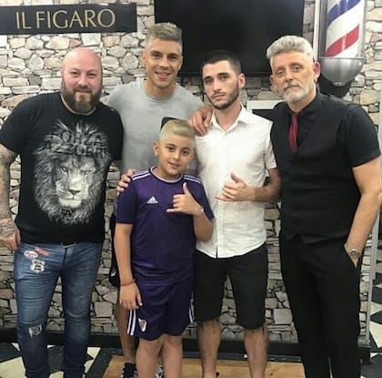 Teñido de rubio, junto a su hijo