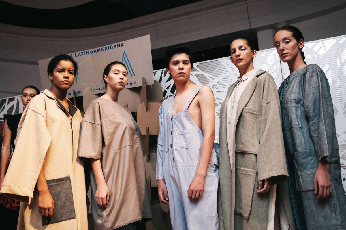 Teñido natural. Chain dio color a los lienzos con yerba, porotos negros y repollo colorado