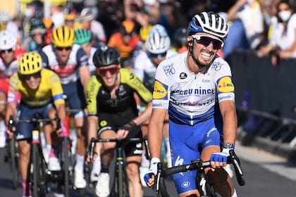 Teniendo en cuenta los ingresos y los millones de televidentes que siguen el Tour de Francia, llama la atención que la prueba maneje números bajos para recompensar el esfuerzo.