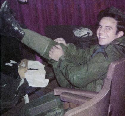 Teniente Manuel Oscar Bustos, veterano piloto de Pucará que se convertiría en piloto de A-4B. La imagen registra la última fotografía que le tomaron antes de su último vuelo. Fue ascendido a Capitán Post Mortem. (Vía Rodrigo Valdés).
