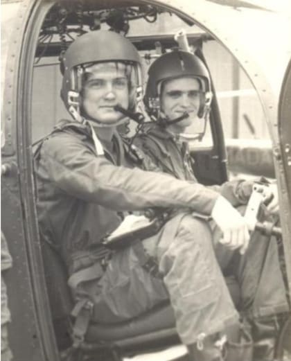 Teniete de corbeta Eduardo Merlo y el guardiamarina Pablo Loubet Jambert en 1978