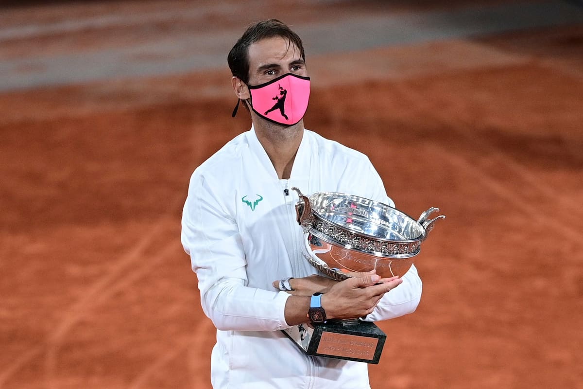 Tenis - Abierto de Francia - Roland Garros, París, Francia - 11 de octubre de 2020 El español Rafael Nadal con el trofeo después de ganar la final del Abierto de Francia contra el serbio Novak Djokovic
