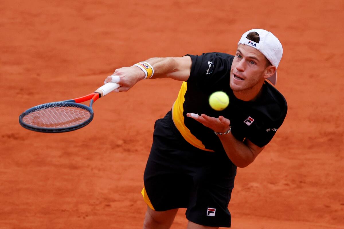 Tenis - Abierto de Francia - Roland Garros, París, Francia - 6 de octubre de 2020 Diego Schwartzman de Argentina en acción durante su partido de cuartos de final contra Dominic Thiem de Austria.
