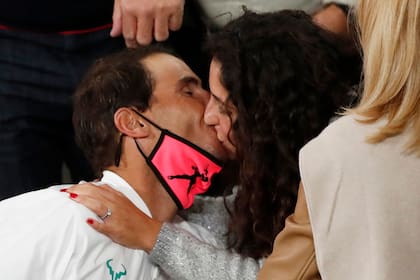 Rafa Nadal y el beso con Xisca, su mujer, después de haber alcanzado su título en el Abierto de Francia.
