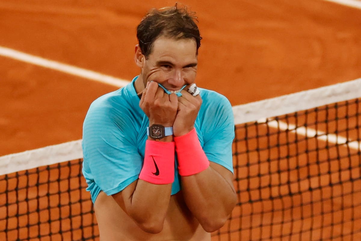 Tenis - Abierto de Francia - Roland Garros, París, Francia - 11 de octubre de 2020 El español Rafael Nadal celebra tras ganar la final del Abierto de Francia contra el serbio Novak Djokovi.