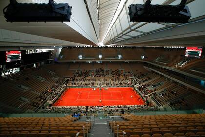 Tenis - Abierto de Francia - Roland Garros, París, Francia - 11 de octubre de 2020 Vista general durante la final entre el español Rafael Nadal y el serbio Novak Djokovic
