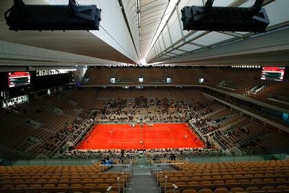 Tenis - Abierto de Francia - Roland Garros, París, Francia - 11 de octubre de 2020 Vista general durante la final entre el español Rafael Nadal y el serbio Novak Djokovic