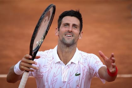 Novak Djokovic de Serbia celebra el triunfo ante el noruego Casper Ruud.