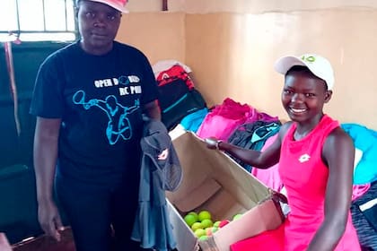 La española Lara Arruabarrena (82° de la WTA) y la brasileña Laura Pigossi (151°) les hicieron llegar indumentaria y artículos de tenis, a través de Tennis Aid, a chicas en Kenia.